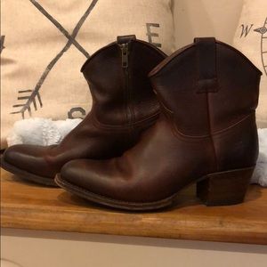 Frye short brown boot with zipper